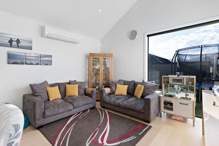 Photo of property in 2 Kotuku Lane, Hobsonville, Auckland, 0616