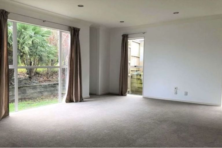 Photo of property in 23 Gibbston Crescent, Flat Bush, Auckland, 2016