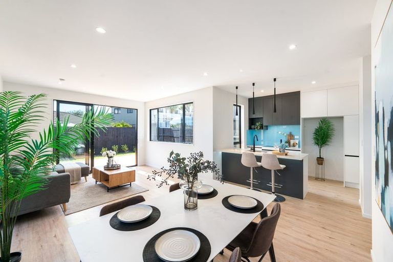 Photo of property in 5/90 Picasso Drive, West Harbour, Auckland, 0618