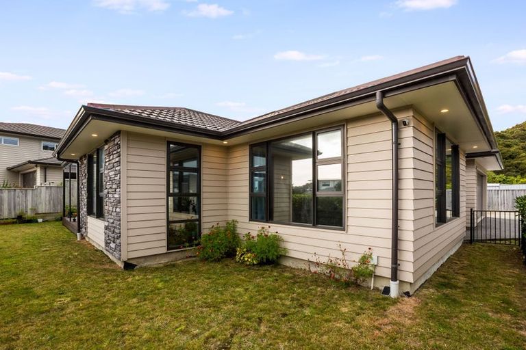 Photo of property in 5 Waitaria Terrace, Aotea, Porirua, 5024