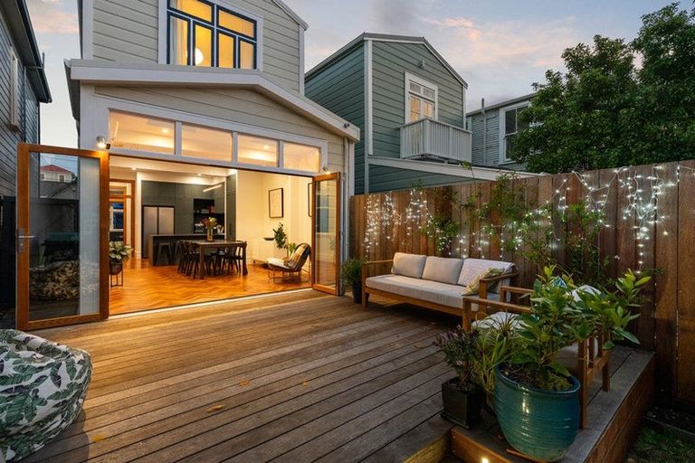 Photo of property in 33 Queen Street, Mount Victoria, Wellington, 6011
