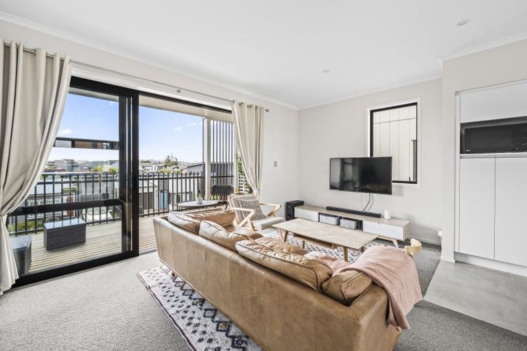 Photo of property in 12 Raranga Lane, Hobsonville, Auckland, 0616