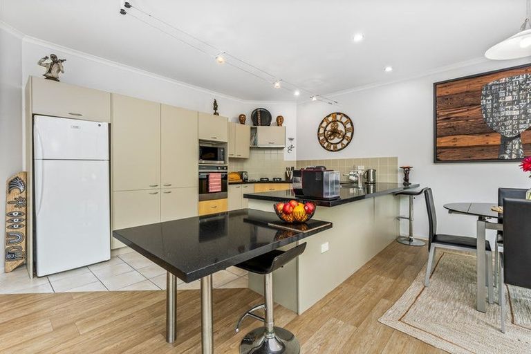 Photo of property in 5 Springwater Vale, Unsworth Heights, Auckland, 0632