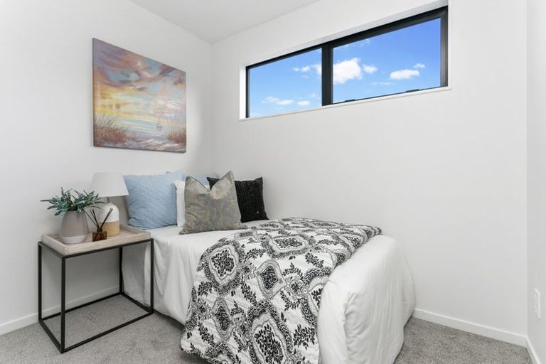 Photo of property in 8/7 Cedar Heights Avenue, Massey, Auckland, 0614