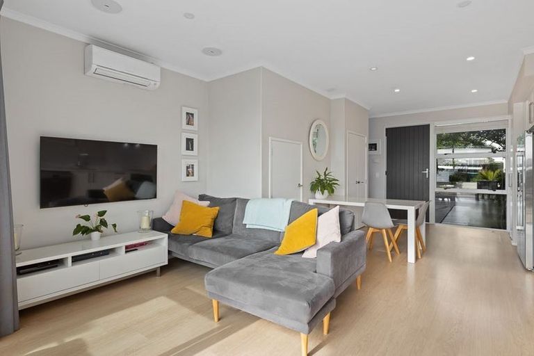 Photo of property in 10 Touhou Road, Hobsonville, Auckland, 0616