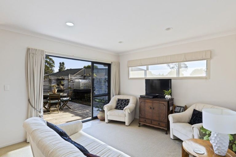 Photo of property in 6 Royal Heights, Glen Avon, New Plymouth, 4312