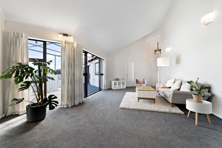 Photo of property in 4 Raphael Place, West Harbour, Auckland, 0618