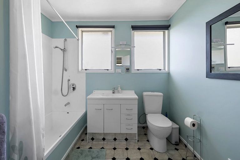 Photo of property in 4 Kelvin Place, Westown, New Plymouth, 4310