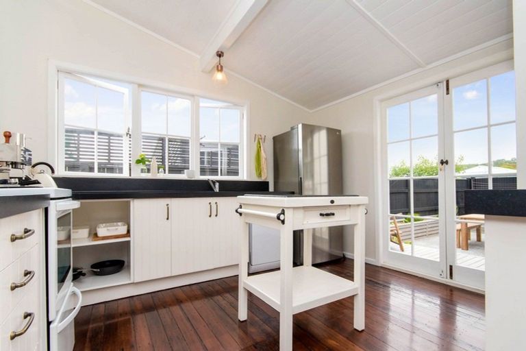 Photo of property in 6 Neeve Road, Taradale, Napier, 4112