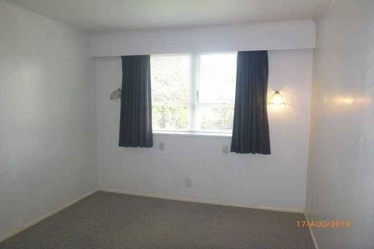 Photo of property in 2 Nielsen Place, Massey, Auckland, 0614