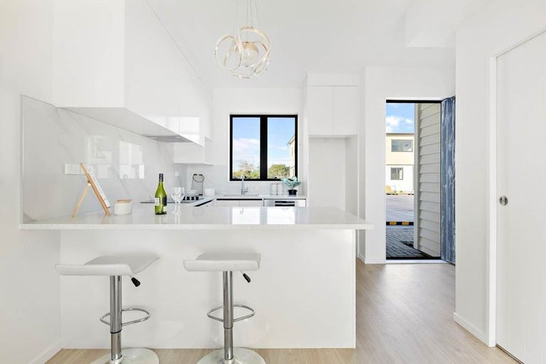 Photo of property in 6/101 Botany Road, Botany Downs, Auckland, 2010
