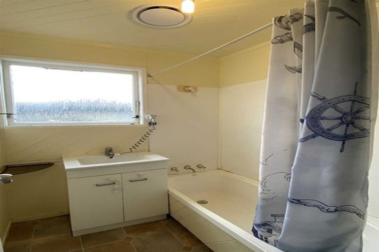 Photo of property in 71 Seaview Road, Glenfield, Auckland, 0629