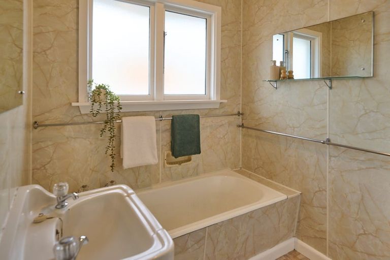 Photo of property in 192 Avonhead Road, Avonhead, Christchurch, 8042