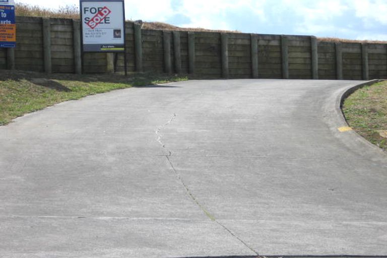 Photo of property in 8/35 Highgrove Lane, Totara Vale, Auckland, 0629