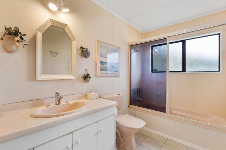 Photo of property in 38 Kakariki Grove, Waikanae, 5036