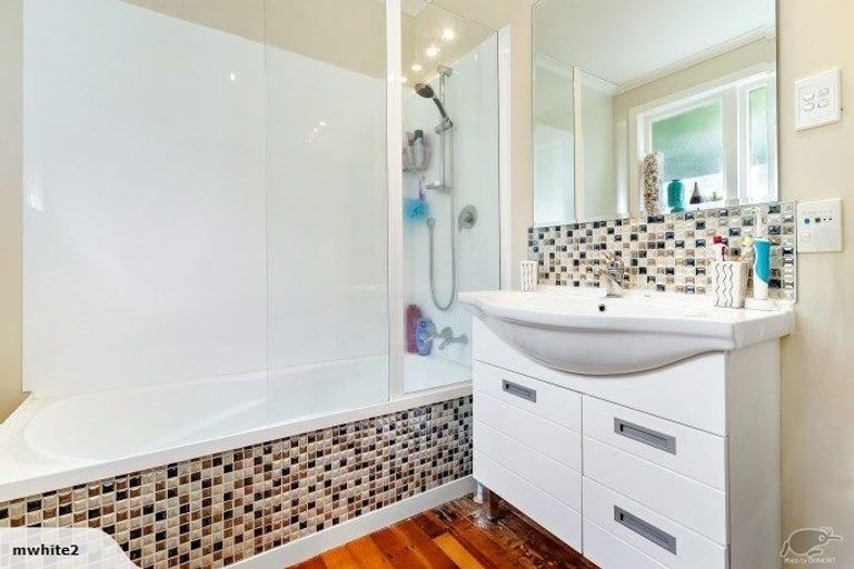 Photo of property in 137 Ruskin Road, Newlands, Wellington, 6037