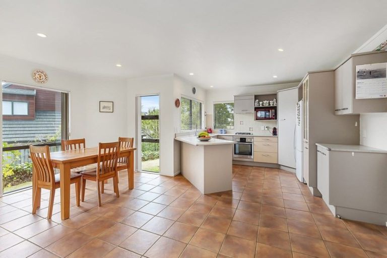 Photo of property in 13 Lanyon Place, Whitby, Porirua, 5024