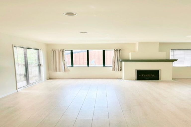 Photo of property in 1/881 East Coast Road, Northcross, Auckland, 0632