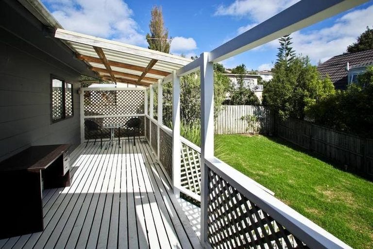 Photo of property in 2/17 Raeben Avenue, Hillcrest, Auckland, 0627