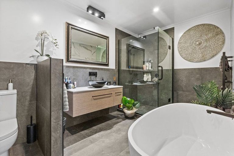 Photo of property in 124 Boord Crescent, Kumeu, 0891