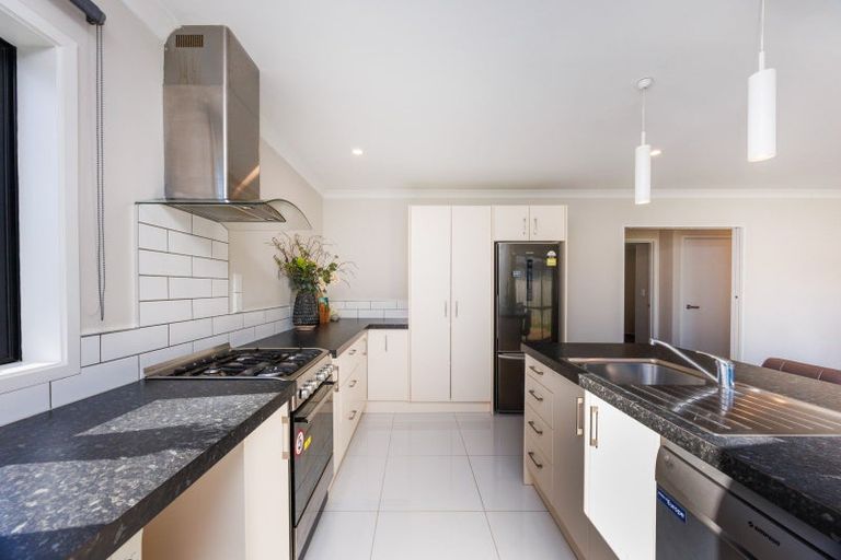 Photo of property in 4 Butler Place, Fitzherbert, Palmerston North, 4410