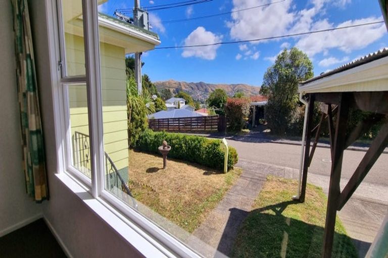Photo of property in 4 Beverley Grove, Paparangi, Wellington, 6037