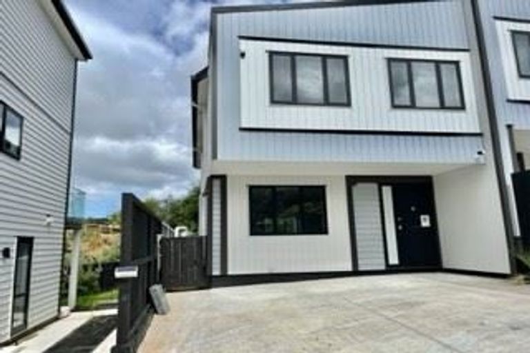 Photo of property in 7 Liban Place, Massey, Auckland, 0614