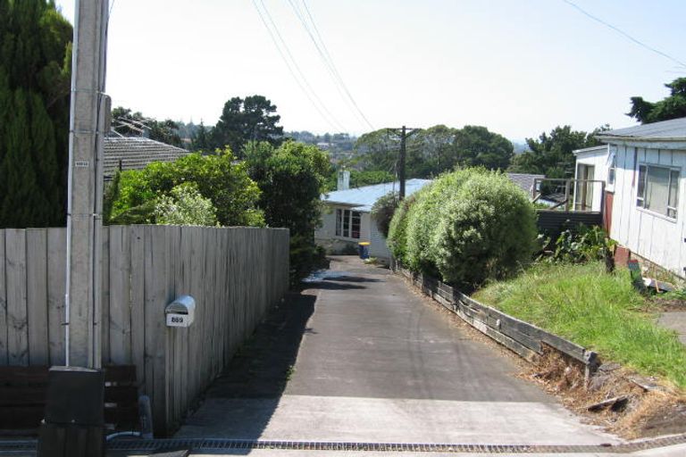 Photo of property in 1/869 East Coast Road, Northcross, Auckland, 0632