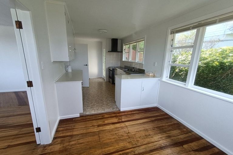 Photo of property in 29 Miles Crescent, Newlands, Wellington, 6037