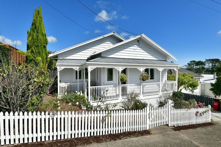 Photo of property in 43 Puriri Street, Helensville, 0800