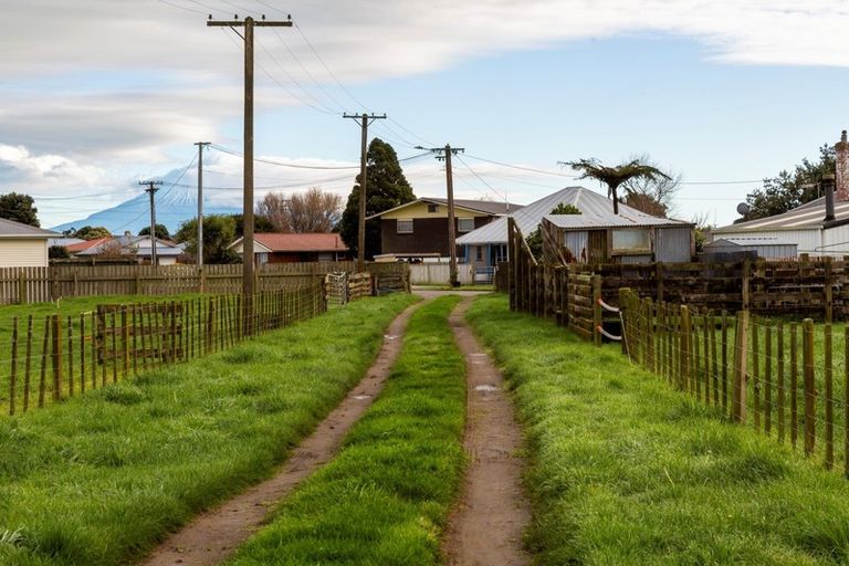 Photo of property in 69 Iredale Road, Hawera, 4610