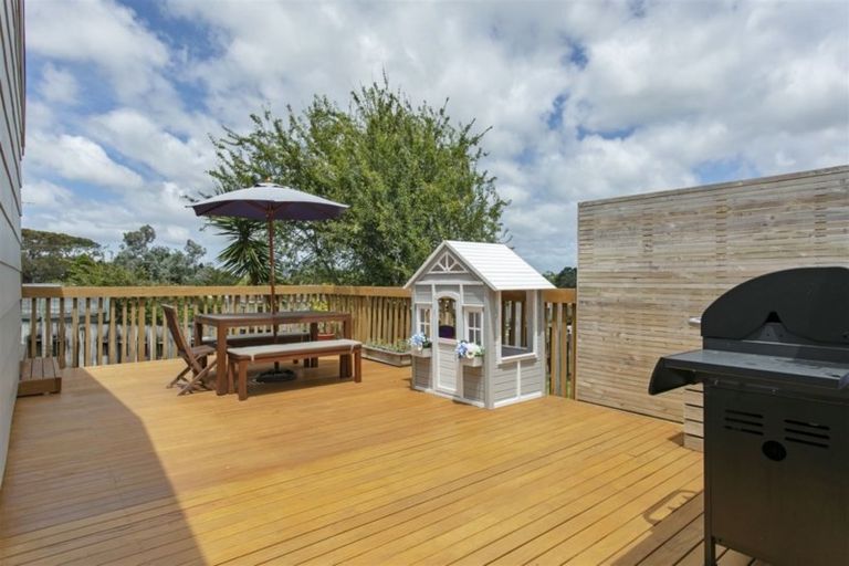 Photo of property in 10 Oreil Avenue, West Harbour, Auckland, 0618