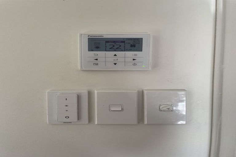 Photo of property in 28 Harbour View Road, Te Atatu Peninsula, Auckland, 0610