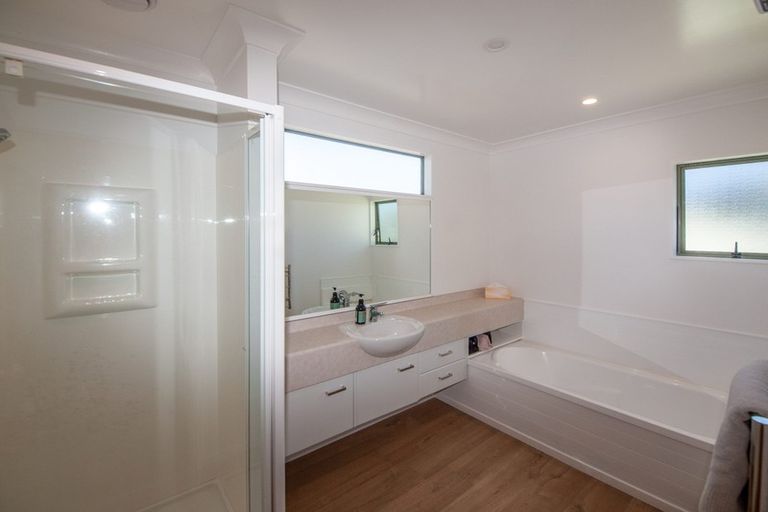 Photo of property in 10 Marford Grove, Churton Park, Wellington, 6037