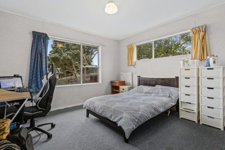 Photo of property in 37 Edgecombe Street, Newlands, Wellington, 6037