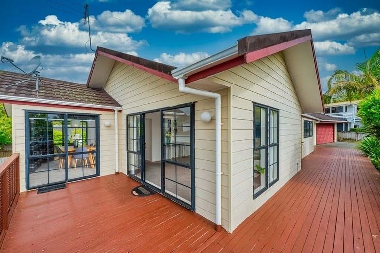 Photo of property in 11 Raphael Place, West Harbour, Auckland, 0618