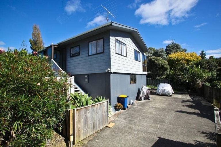 Photo of property in 2/17 Raeben Avenue, Hillcrest, Auckland, 0627