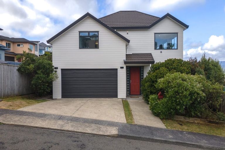 Photo of property in 7 Forbes Lane, Newlands, Wellington, 6037