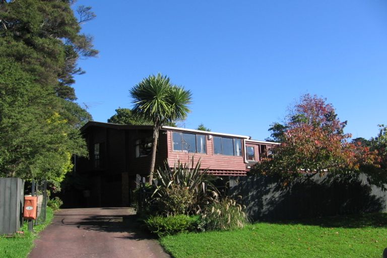 Photo of property in 3 Longfellow Parade, Glen Eden, Auckland, 0604