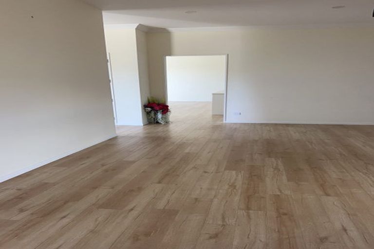 Photo of property in 12 Te Awa Place, Red Beach, 0932