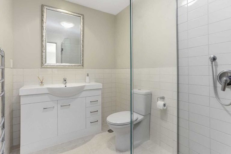 Photo of property in 2a/7 Frieston Road, Milford, Auckland, 0620