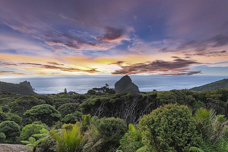 Photo of property in 124a Seaview Road, Piha, New Lynn, 0772
