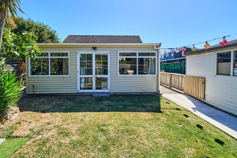 Photo of property in 135 Seaview Road, Paraparaumu Beach, Paraparaumu, 5032