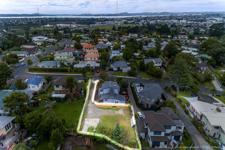 Photo of property in 3a Crompton Road, Massey, Auckland, 0614