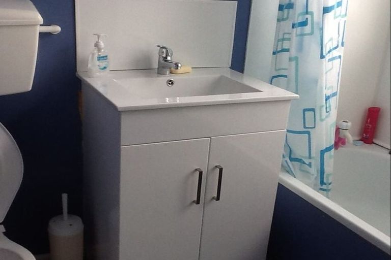 Photo of property in 47f2 Edgecombe Street, Newlands, Wellington, 6037