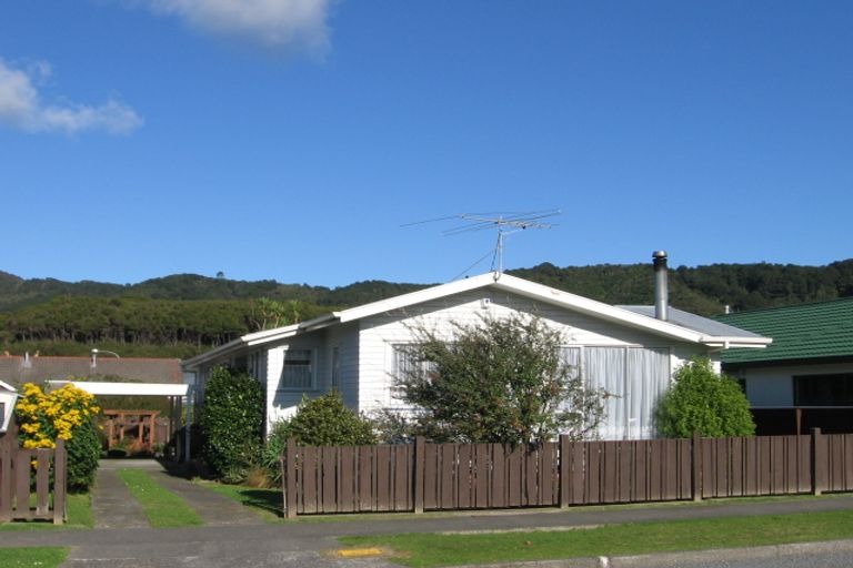 Photo of property in 11 Karamea Grove, Wainuiomata, Lower Hutt, 5014