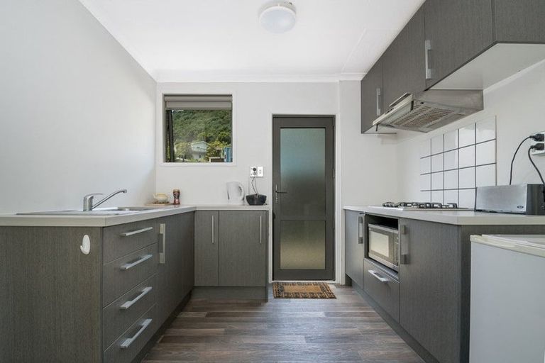 Photo of property in 2/1 Angle Street, Picton, 7220