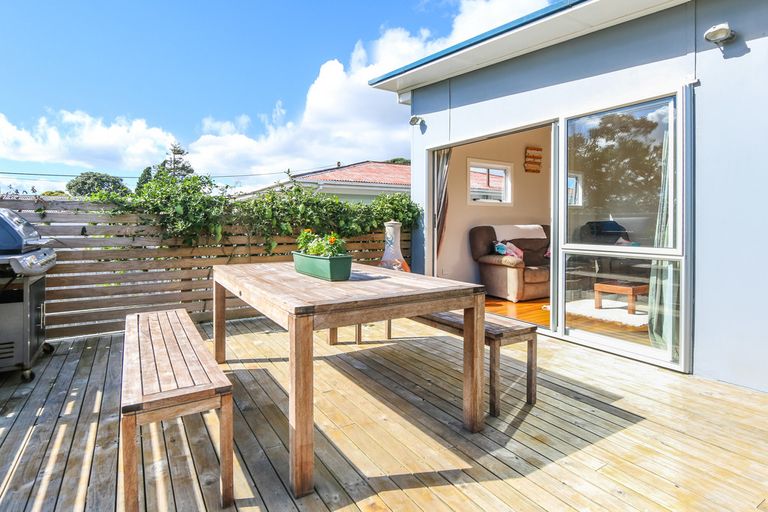 Photo of property in 6 Laura Street, Kelston, Auckland, 0602