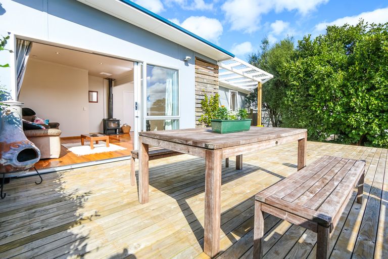 Photo of property in 6 Laura Street, Kelston, Auckland, 0602