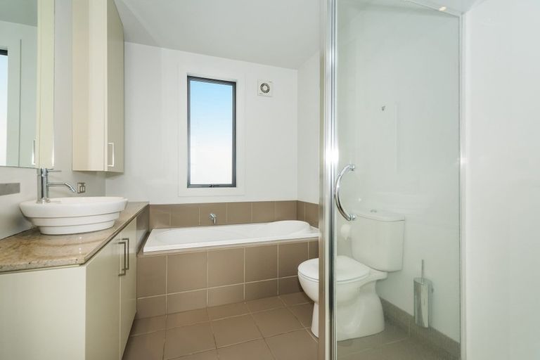 Photo of property in 100 Lake Road, Northcote, Auckland, 0627